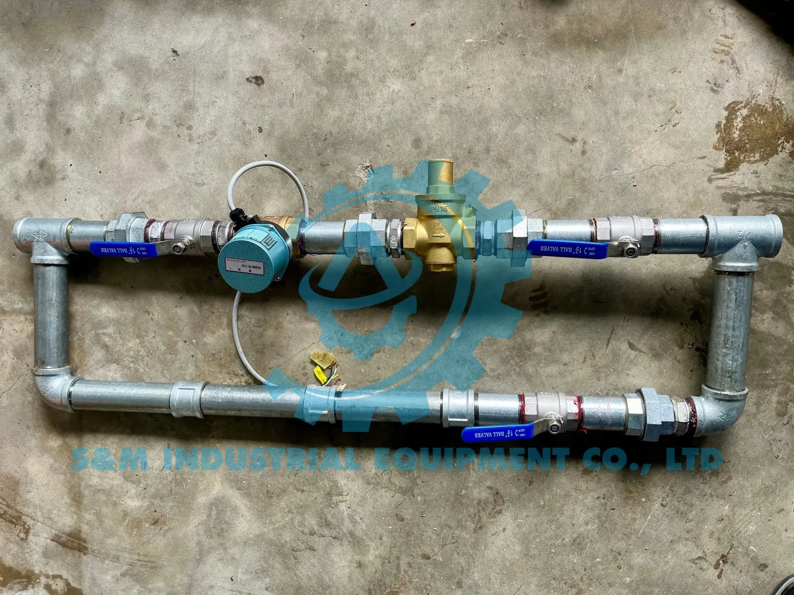 Cụm van điều khiển và đường ống lắp trên khung