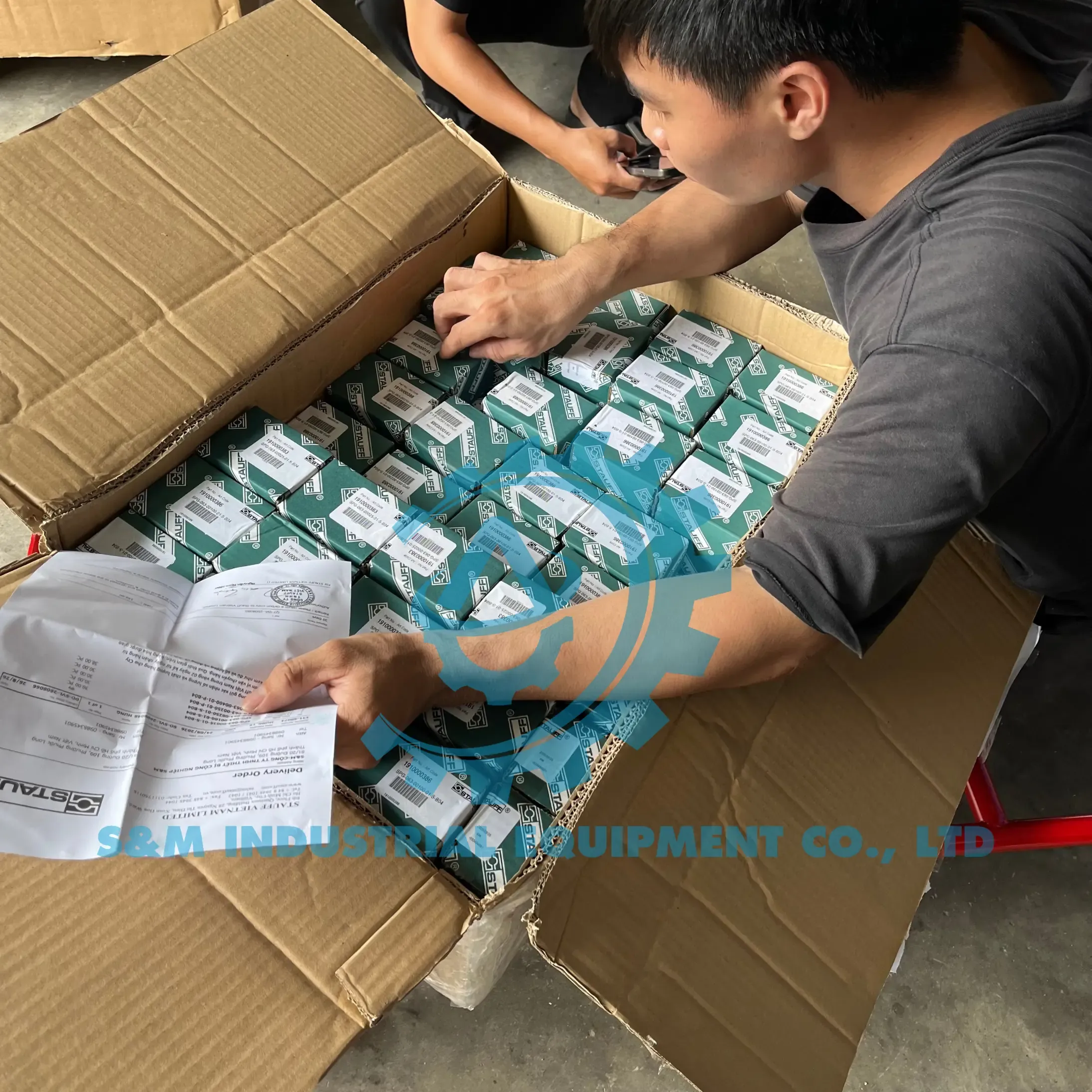 Kiểm tra lô hàng đồng hồ Stauff
