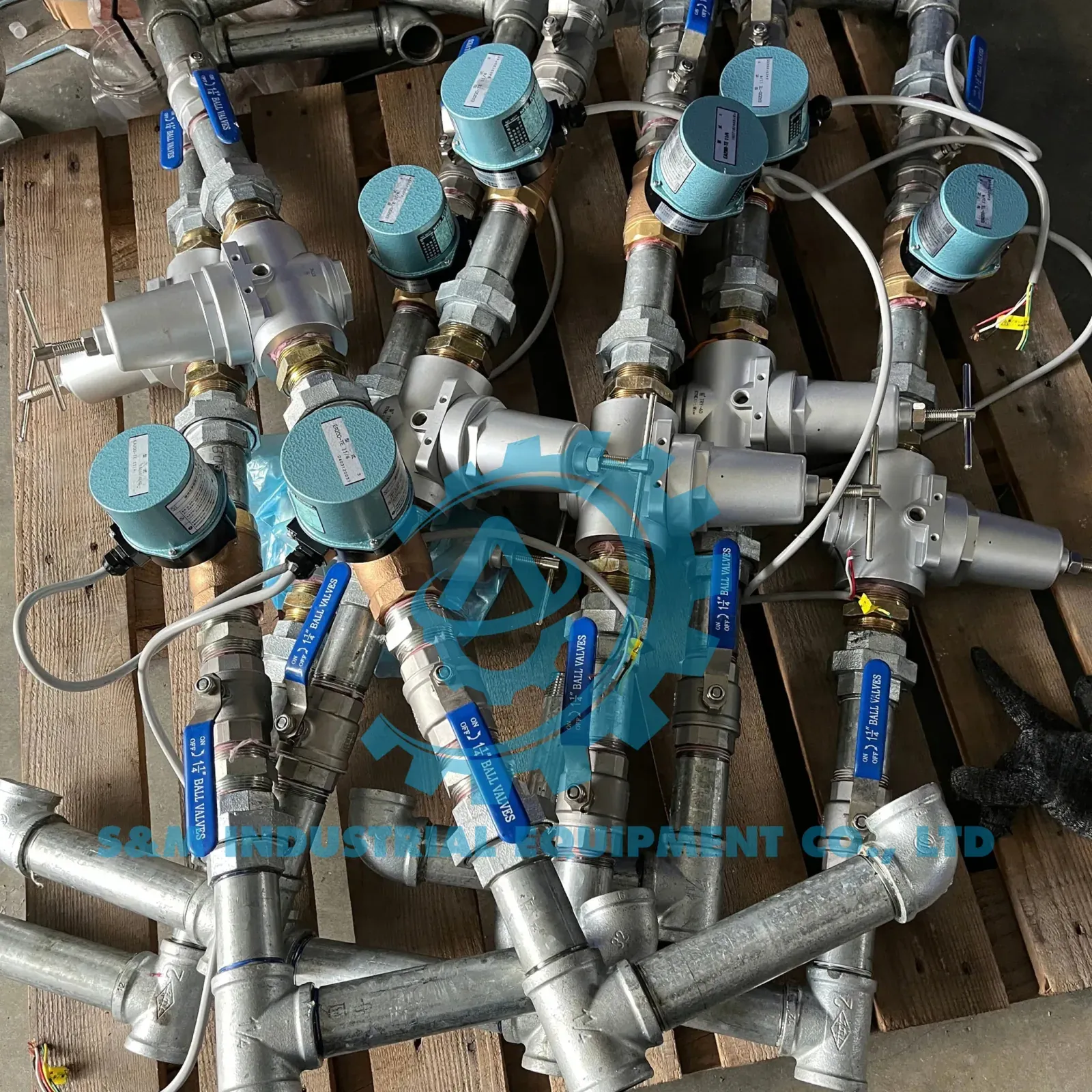 Các cụm van điều khiển trên đường ống khí nén