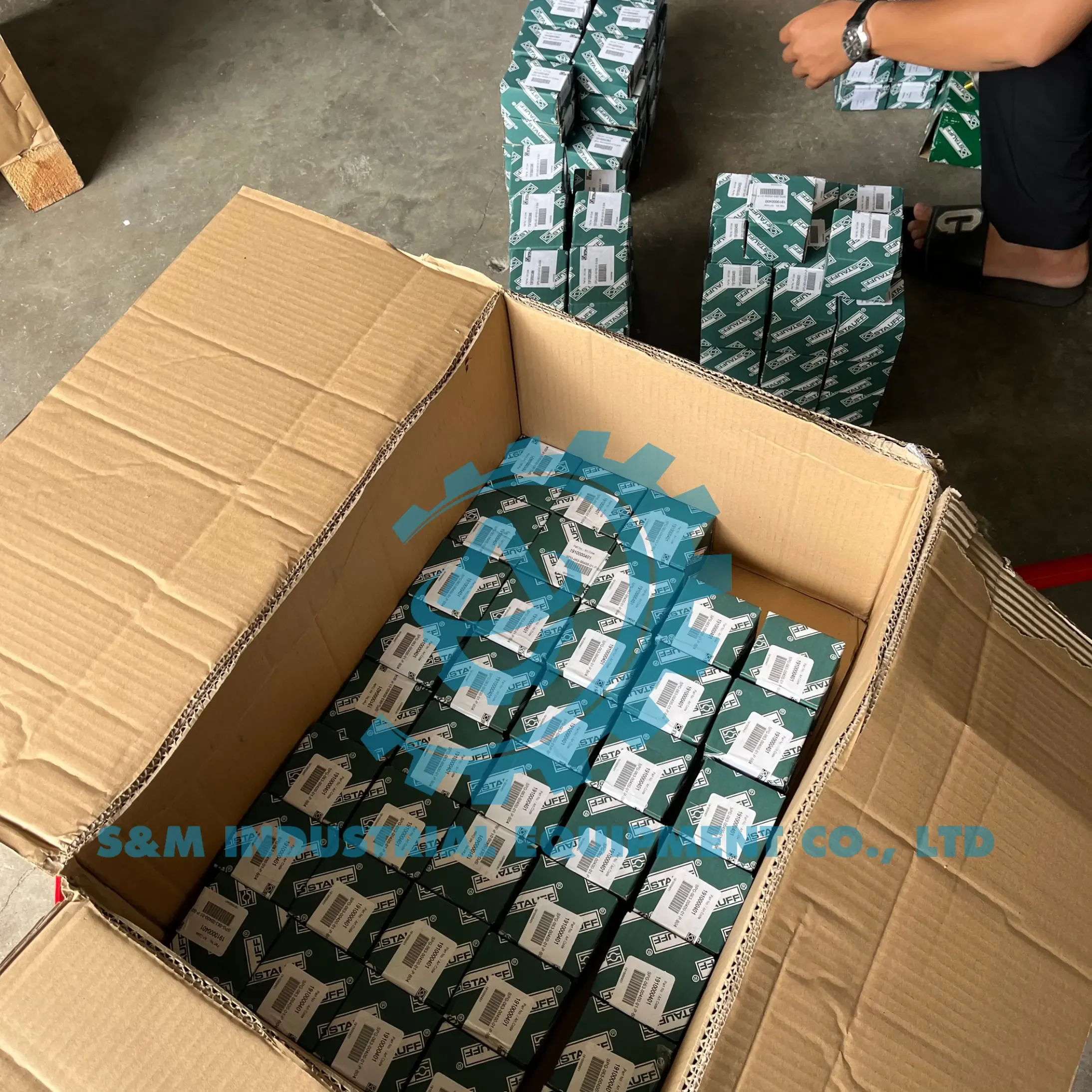 Thùng hàng đồng hồ áp suất Stauff