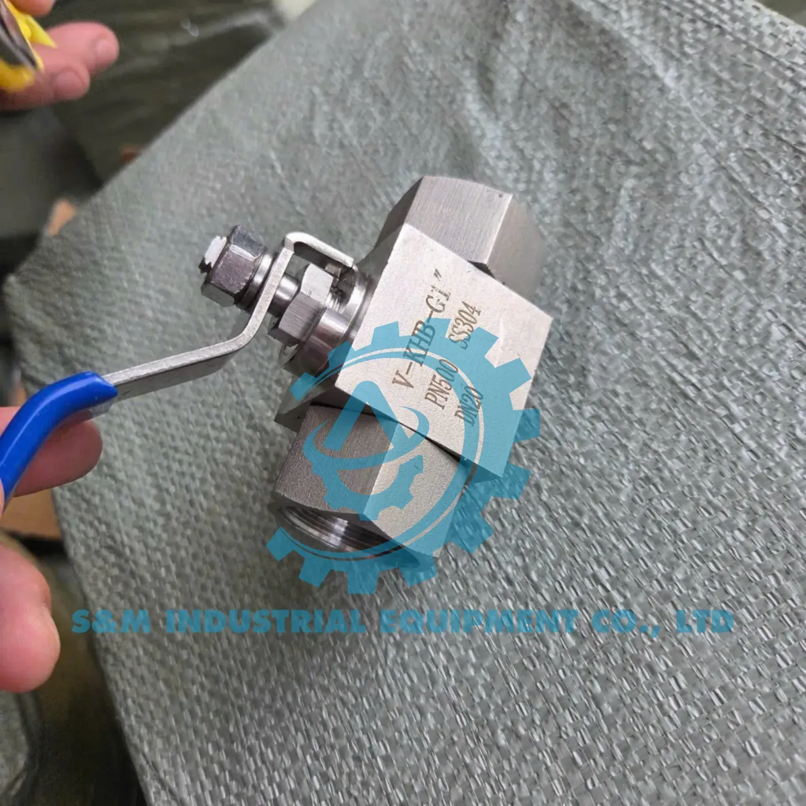 Van bi inox hai ngã nhìn từ phía tay gạt